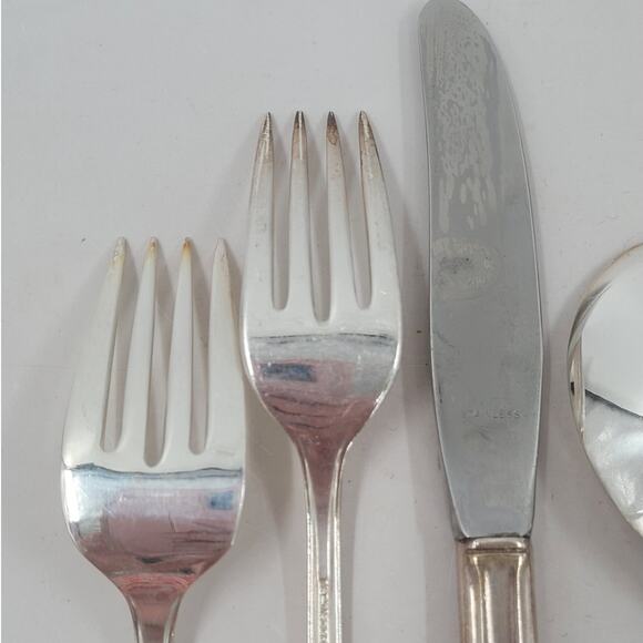 Rogers Brothers Silverplate Eternally Yours Coquette 5 Piece Setting 5-8 - Picture 9 of 12